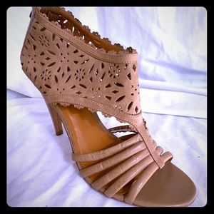 Beautiful laser cut leather heels in nude/tan  9.5